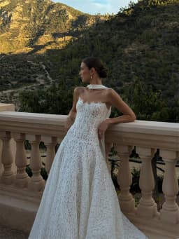 Tokyo Customized White A-Line Wedding Dresses Strapless Sleeveless Lace Flower Bridal Gowns Elegant Court Train Wedding Gowns