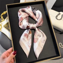 2024 Luxury Floral Print 70cm Square Silk Scarf Women Designer Scarves Bandana Foulard Shawl Hijab Echarpe Hairband Tie Ribbon