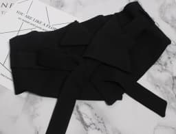 [EAM] Black Cloth Asymmetrical Bow Bandage Wide Belt Personality Women New Fashion Tide All-match Spring Autumn 2026 1A778