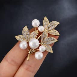 Green Red Crystal Rhinestone Four-Leaf Clover Flower Brooches Lapel Pins Jewelry Clothing Accessories Brooch for Women 2024