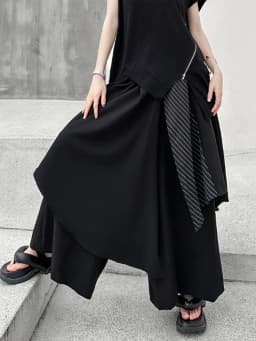 [EAM] High Elastic Waist Black Striped Irregular Wide Leg Pants New Loose Fit Trousers Women Fashion Spring Autumn 2026 1DF7892