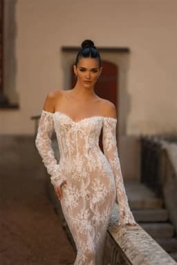 Tokyo Customized White Off the Shoulder Wedding Dresses Long Sleeves Court Train Bridal Gowns Backless Mermaid Wedding Gowns