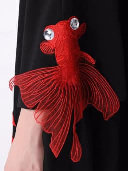 [EAM] Women Black Fish Embroidery Knee Length Big Size Dress New Round Neck Wrist Sleeve Fashion Tide Spring Autumn 2026 OA868