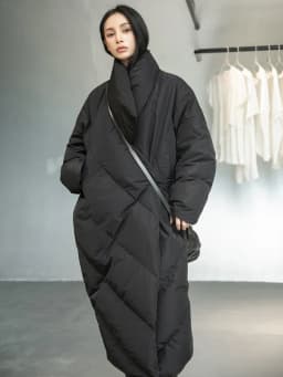 [EAM] Loose Fit Black Long Down Jacket New Stand Collar Long Sleeve Warm Women Parkas Fashion Tide Autumn Winter 2026 1DD1640