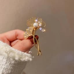 Green Red Crystal Rhinestone Four-Leaf Clover Flower Brooches Lapel Pins Jewelry Clothing Accessories Brooch for Women 2024