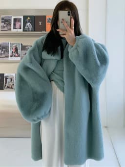 Lautaro Winter Long Oversized Warm Soft Fluffy Faux Fur Coat Women Drop Shoulder Long Sleeve Casual Loose Korean Fashion 2021