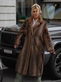 Solid Women Faux Fur Long Coat Lapel Long Sleeve Fluffy Luxury Loose Casual Outerwear 2025 Fashion Winter High Street Outwears