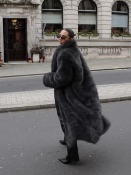 Winter Thick Warm Long Sleeves High Quality Fur Jacket Women Overcoat Luxury Chic Super Long Faux Fur Jacket Coat