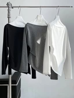 [EAM] Black Irregular Pleated Sweatshirt New Skew Collar Long Sleeve Women Big Size Fashion Tide Spring Autumn 2026 1DJ0195