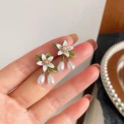 Korean Style Small Daisy Flower Ear Clip Earrings Spring Simple White Purple Petal Flower No Piercing Clip Earrings for Women
