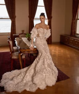 Romantic Lace Appliques Wedding Dresses Sweep Train Mermaid Bridal Gowns Hand Made Flowers Customized Formal Party