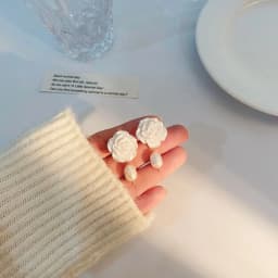 Korean Style Small Daisy Flower Ear Clip Earrings Spring Simple White Purple Petal Flower No Piercing Clip Earrings for Women