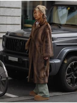Solid Women Faux Fur Long Coat Lapel Long Sleeve Fluffy Luxury Loose Casual Outerwear 2025 Fashion Winter High Street Outwears
