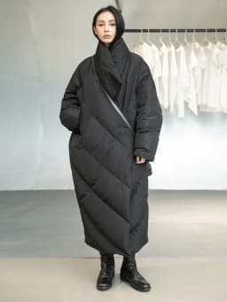 [EAM] Loose Fit Black Long Down Jacket New Stand Collar Long Sleeve Warm Women Parkas Fashion Tide Autumn Winter 2026 1DD1640