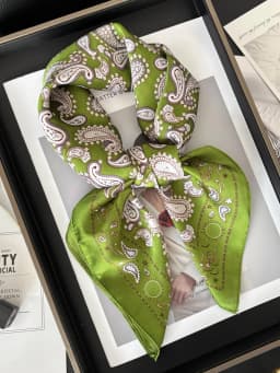 Vintage Chain Print Satin Square Scarf Soft Lightweight Women’s Fashion Accessory for Hair Neck Shawl Elegant Hair Scarf