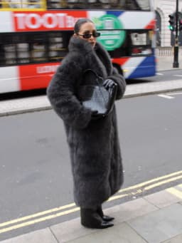 Winter Thick Warm Long Sleeves High Quality Fur Jacket Women Overcoat Luxury Chic Super Long Faux Fur Jacket Coat