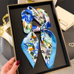2024 Luxury Floral Print 70cm Square Silk Scarf Women Designer Scarves Bandana Foulard Shawl Hijab Echarpe Hairband Tie Ribbon
