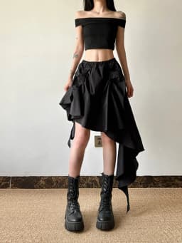 [EAM] High Elastic Waist Black Irregular Design Ruffles Mini Half-body Skirt Women Fashion Tide New Spring Autumn 2026 1DJ0530