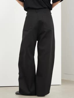 [EAM] High Waist Black Pleated Button Long Wide Leg Pants New Loose Fit Trousers Women Fashion Tide Spring Autumn 2026 1DF8330
