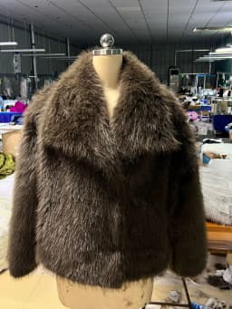 Women's Artificial Fur Coat with Large Lapel Short Fashionable Fox Fur Style Fluffy Plush Clothing for Ladies