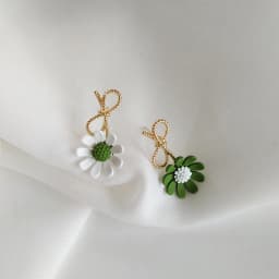 Korean Style Small Daisy Flower Ear Clip Earrings Spring Simple White Purple Petal Flower No Piercing Clip Earrings for Women