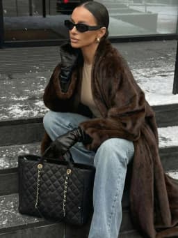 Winter High Quality Long Thicken Warm Faux Fur Jacket Women Luxury Double Pocket Fluffy Brown Wide Lapel Fur Jacket Overcoat