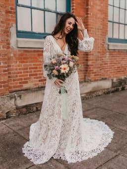 Boho Long Sleeve Lace Bohemian Wedding Dress Deep V Open Back Bridal Gown Scalloped Train Country Rustic Outdoor Dresses