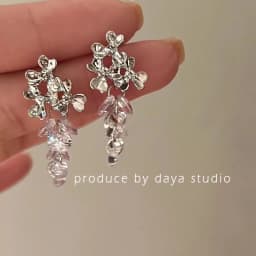 Korean Style Small Daisy Flower Ear Clip Earrings Spring Simple White Purple Petal Flower No Piercing Clip Earrings for Women