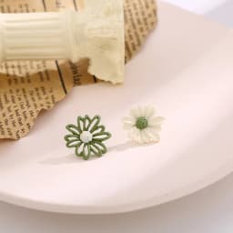 Korean Style Small Daisy Flower Ear Clip Earrings Spring Simple White Purple Petal Flower No Piercing Clip Earrings for Women
