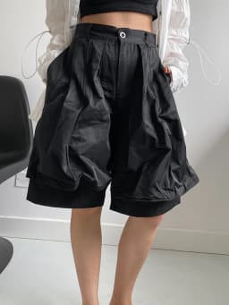 [EAM] High Waist Black Pleated Shaped Knee Length Pants New Loose Fit Trousers Women Fashion Tide Spring Summer 2026  1DF9708