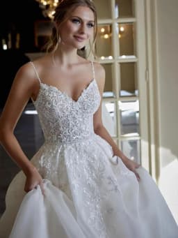 Customized Elegant Spaghetti Straps A Line White Wedding Dresses for Bride V Neck Lace Appliques Backless Bridal Gowns for Women