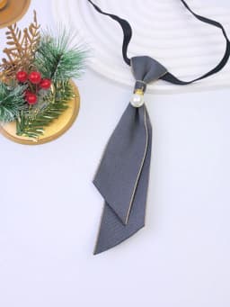 A Handmade Pearl-Embellished Lady's Elegant and Casual Bow Tie, a Neck Accessory Suitable for the Collars of Shirts and Suits, a