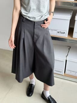 [EAM] High Waist Gray Brief Pleated Wide Leg Calf-Length Pants New Trousers Women Fashion Tide Spring Autumn 2026 1DJ0997