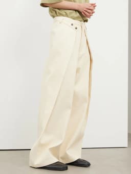 [EAM] High Waist Black Pleated Button Long Wide Leg Pants New Loose Fit Trousers Women Fashion Tide Spring Autumn 2026 1DF8330