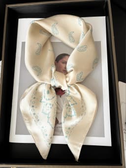 Vintage Chain Print Satin Square Scarf Soft Lightweight Women’s Fashion Accessory for Hair Neck Shawl Elegant Hair Scarf
