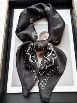 Vintage Chain Print Satin Square Scarf Soft Lightweight Women’s Fashion Accessory for Hair Neck Shawl Elegant Hair Scarf