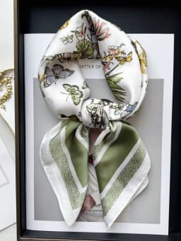 Vintage Chain Print Satin Square Scarf Soft Lightweight Women’s Fashion Accessory for Hair Neck Shawl Elegant Hair Scarf
