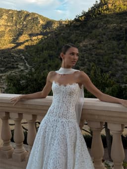Tokyo Customized White A-Line Wedding Dresses Strapless Sleeveless Lace Flower Bridal Gowns Elegant Court Train Wedding Gowns