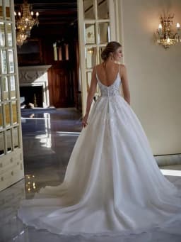 Customized Elegant Spaghetti Straps A Line White Wedding Dresses for Bride V Neck Lace Appliques Backless Bridal Gowns for Women