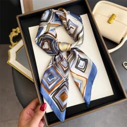 2024 Luxury Floral Print 70cm Square Silk Scarf Women Designer Scarves Bandana Foulard Shawl Hijab Echarpe Hairband Tie Ribbon