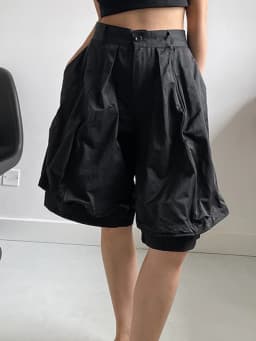 [EAM] High Waist Black Pleated Shaped Knee Length Pants New Loose Fit Trousers Women Fashion Tide Spring Summer 2026  1DF9708