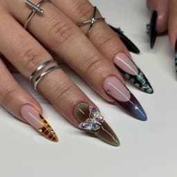 24pcs Baroque Style False Nails with Gold Moon Star Design Almond Fake Nail Patches Wearable Heavy Metal French Press on Nails