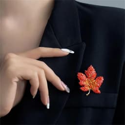 Vintage Exquisite Crystal Maple Leaf Brooch Pin for Women Trendy Clothing Collar Corsage Badge Lapel Brooch Wedding Jewelry Gift