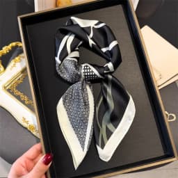 2024 Luxury Floral Print 70cm Square Silk Scarf Women Designer Scarves Bandana Foulard Shawl Hijab Echarpe Hairband Tie Ribbon