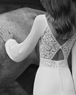 Customized Elegant White Chiffon Wedding Dress with O-Neck Long Sleeves Sexy Court Train Backless Special Occasion Gowns