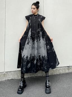 [EAM] Women Black Pattern Printed Big Size Midi Shirt Dress New Stand Collar Sleeveless Fashion Tide Spring Summer 2026 1DH5837