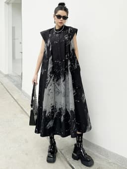 [EAM] Women Black Pattern Printed Big Size Midi Shirt Dress New Stand Collar Sleeveless Fashion Tide Spring Summer 2026 1DH5837