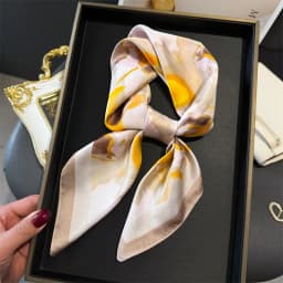 2024 Luxury Floral Print 70cm Square Silk Scarf Women Designer Scarves Bandana Foulard Shawl Hijab Echarpe Hairband Tie Ribbon