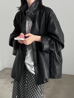 [EAM] Beige Drawstring Big Size PU Leather Jacket New Stand Collar Long Sleeve Women Coat Fashion Tide Spring Autumn 2026 1DJ949