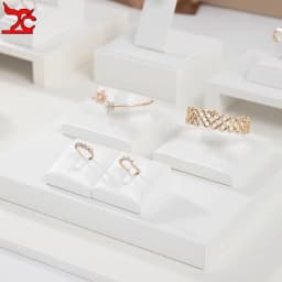 Luxurious Exhibitor Set Jewelry Display Stand White Leather Necklace Pendant Organizer Jewelry Window Counter Display Showcase